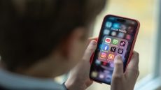 الحكومة تعتزم تنظيم المنصات الرقمية وحماية القاصرين من المحتويات الخطيرة