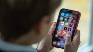 الحكومة تعتزم تنظيم المنصات الرقمية وحماية القاصرين من المحتويات الخطيرة