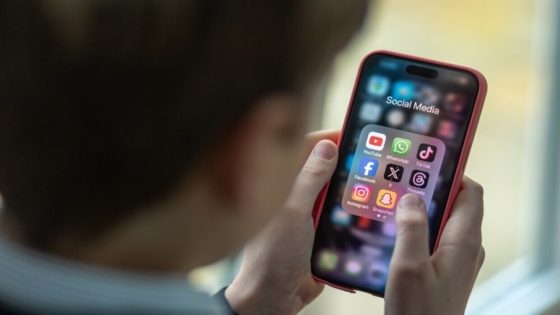 الحكومة تعتزم تنظيم المنصات الرقمية وحماية القاصرين من المحتويات الخطيرة