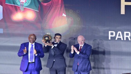 جوائز “الكاف”: حكيمي يتوج بالكرة الذهبية الإفريقية
