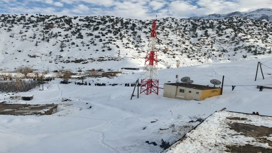 ساكنة دواوير أنمزي بميدلت تحتج للمطالبة بفك العزلة بعد تساقطات ثلجية كثيفة