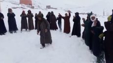 احتجاج ساكنة إملشيل بميدلت بعد أزيد من 15 يوماً من العزلة بسبب الثلوج والمطالبة بفتح الطريق