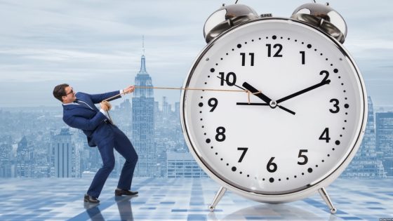 العودة إلى الساعة الإضافية تُشعل الجدل مجدداً.. وعريضة بـ70 ألف توقيع تطالب بإلغائها